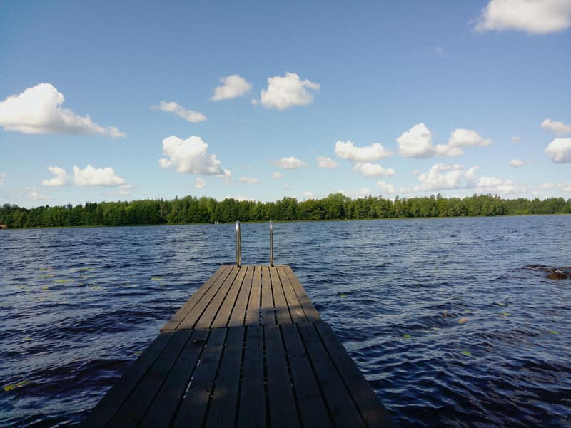 Bryggan vid sjön fotograferad med filtret Boost
