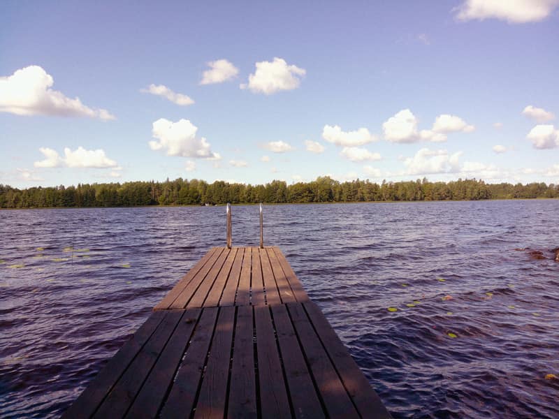 Bryggan vid sjön fotograferad med filtret Filmic