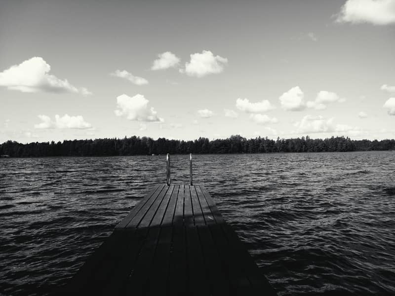 Bryggan vid sjön fotograferad med filtret Mono