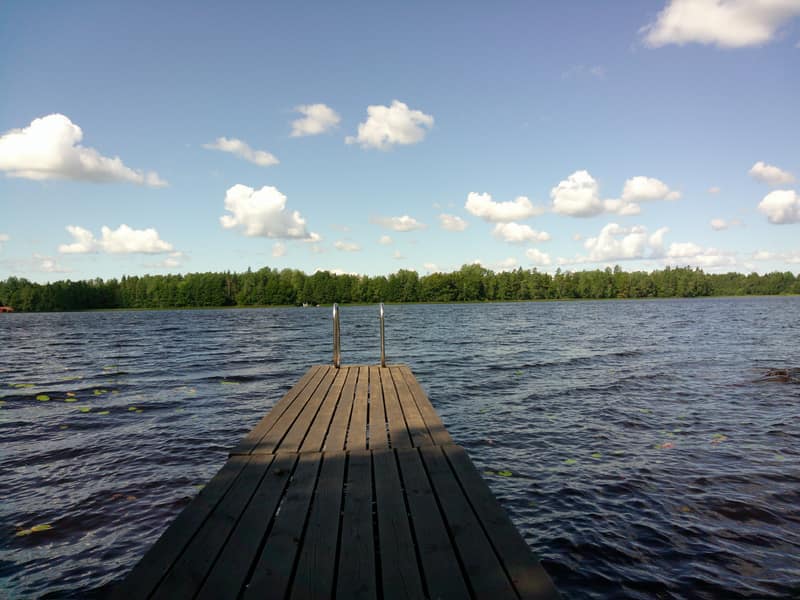 Bryggan vid sjön fotograferad med filtret Natural