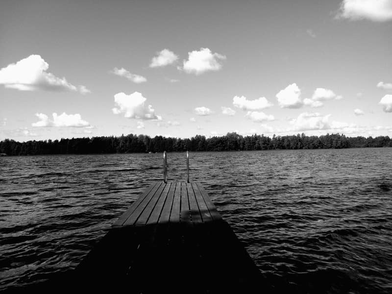 Bryggan vid sjön fotograferad med filtret Noir