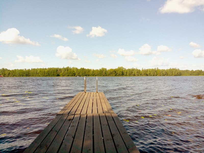 Bryggan vid sjön fotograferad med filtret Retro