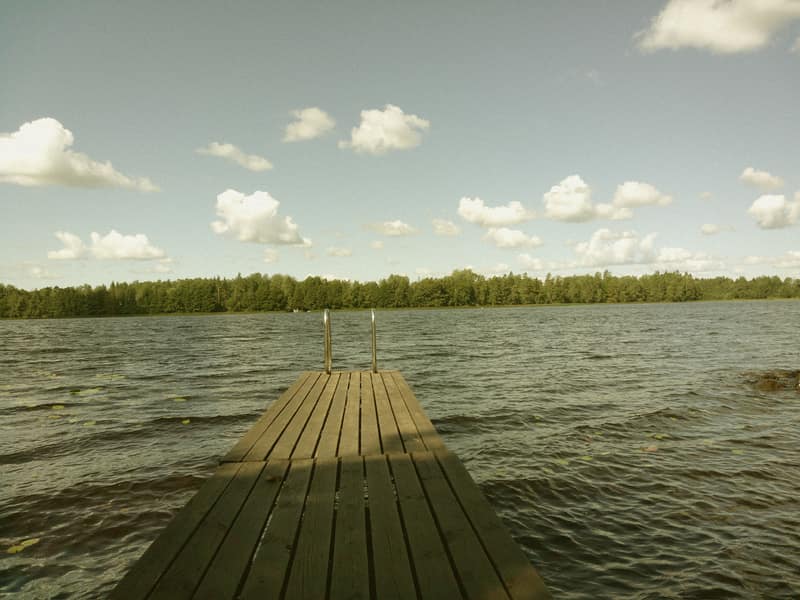 Bryggan vid sjön fotograferad med filtret Vintage