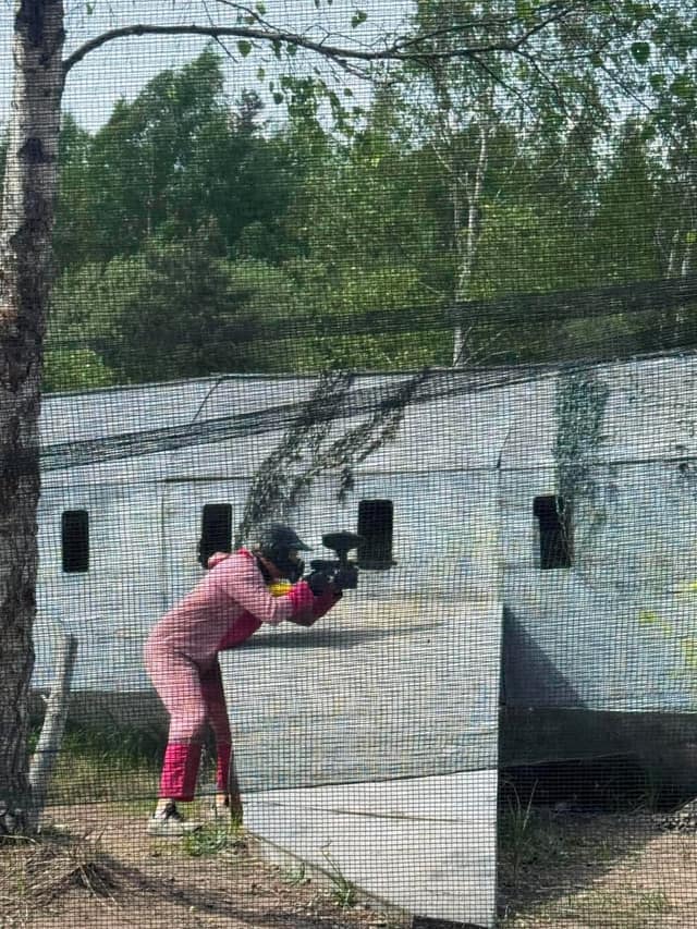 Paintball bland träden
